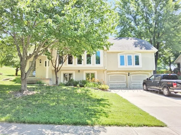 321 NE Landings Dr, Lees Summit, MO 64064