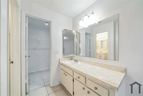 3 bed, 1050 sqft, $1,950 — Photo 4