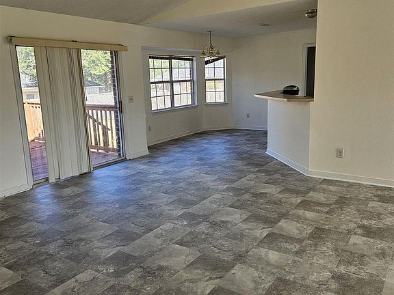4th image of 634 Emu Ln