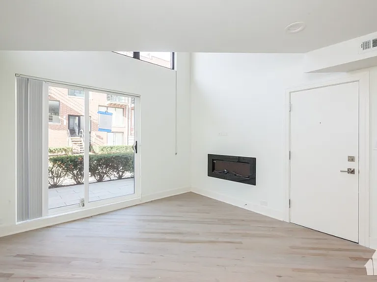 952 W Grace St #202 — Photo 17