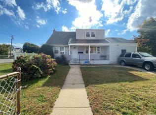 385 46th St, Lindenhurst, NY 11757