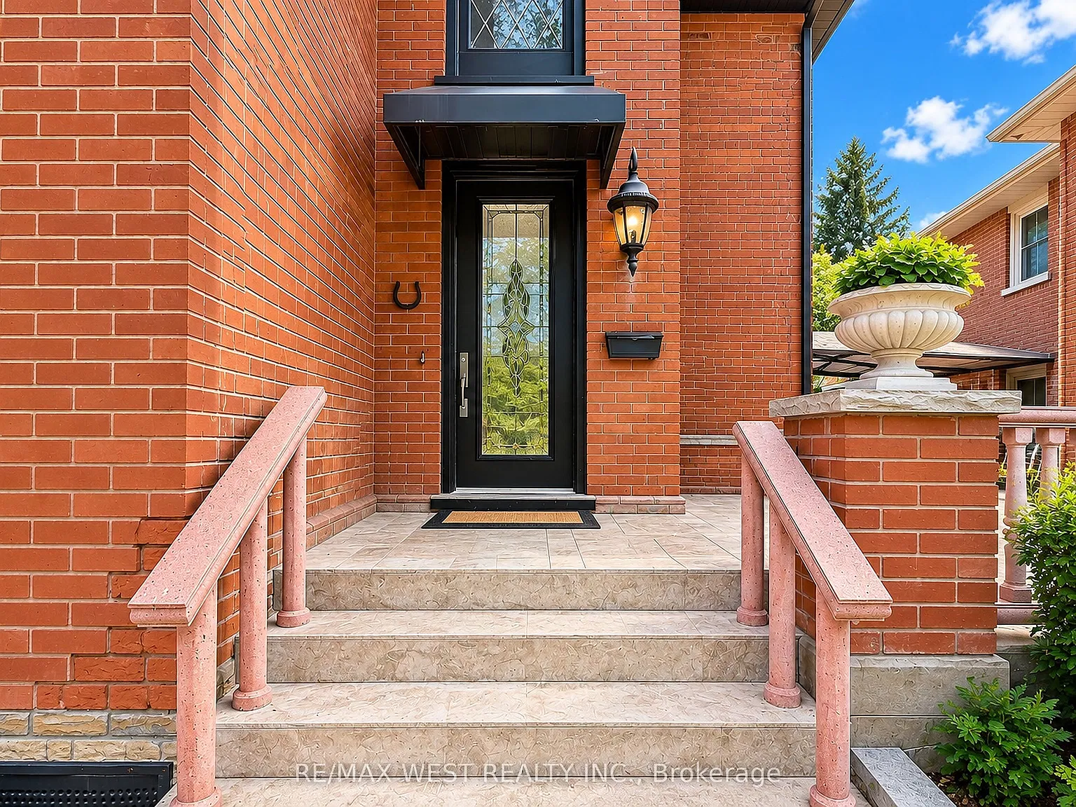 117 Rosemount Ave — Photo 2