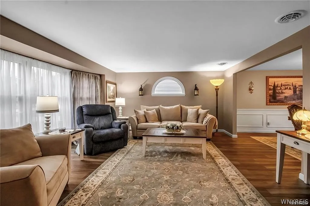 4 bed, 2.5 bath, 2538 sqft, $4,000 — Photo 4