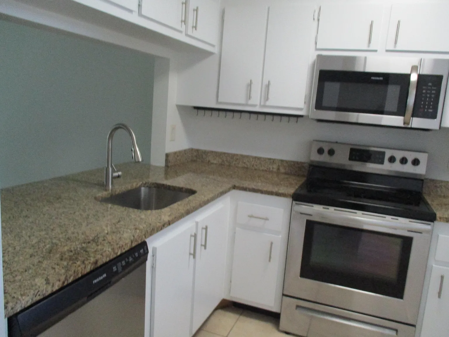 2 bed, 2.0 bath, 914 sqft, $2,100 — Photo 4