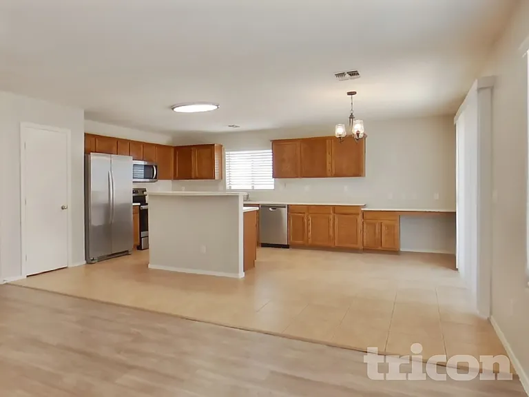 43714 W Cale Dr — Photo 4