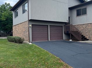 44 Lake Point Dr, Roselle, IL 60172