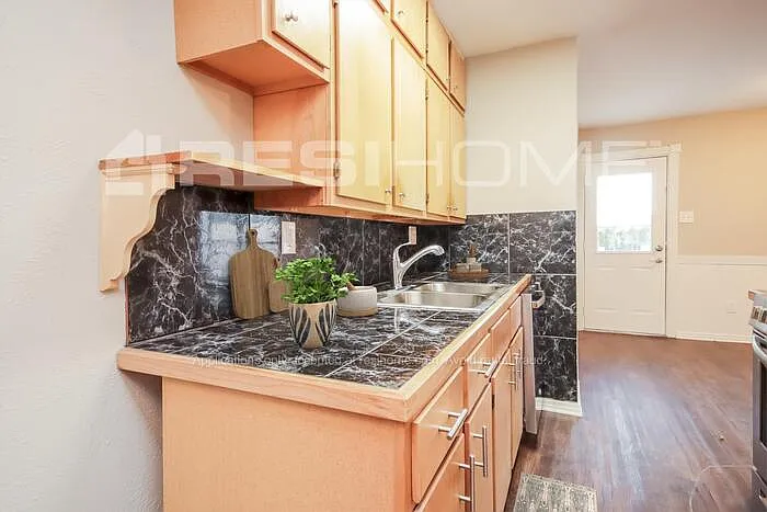 5211 Parkridge Dr — Photo 3