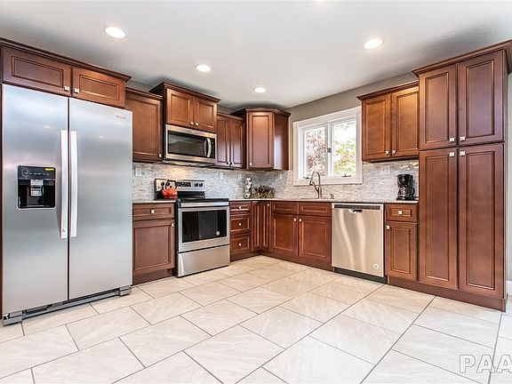 3rd image of 305 Whispering Oaks Dr