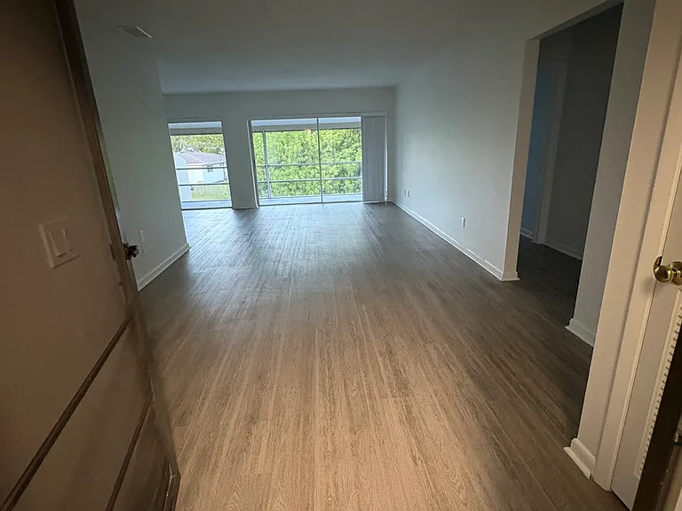931 NW Sunset Dr #4 — Photo 3