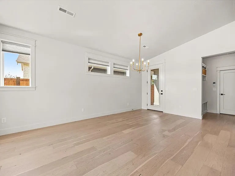 555 S Proctor Ln — Photo 9