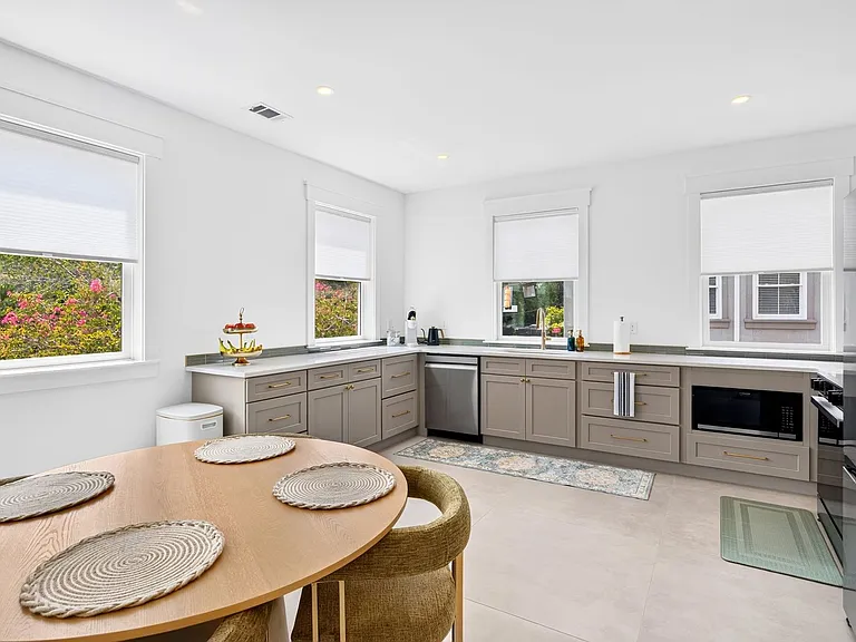 545 E Henry Ln — Photo 13