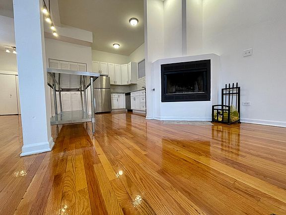 3rd image of 1121 N Wood St #1