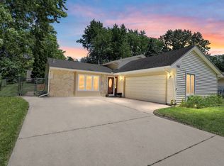 908 S 11th Ave, Saint Charles, IL