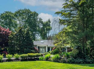 2 Yukon Dr, Woodbury, NY 11797
