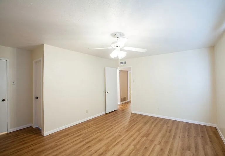 921 Mossvine Dr — Photo 40