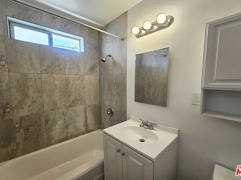 1341 N Keystone St — Photo 12