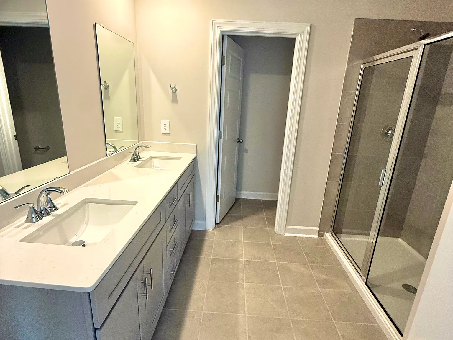 5 bed, 2352 sqft, $700 — Photo 2