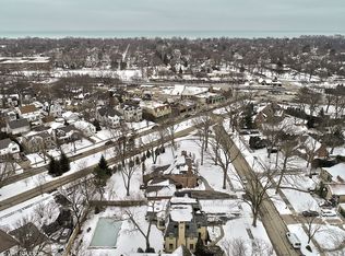 537 Earlston Rd, Kenilworth, IL 60043