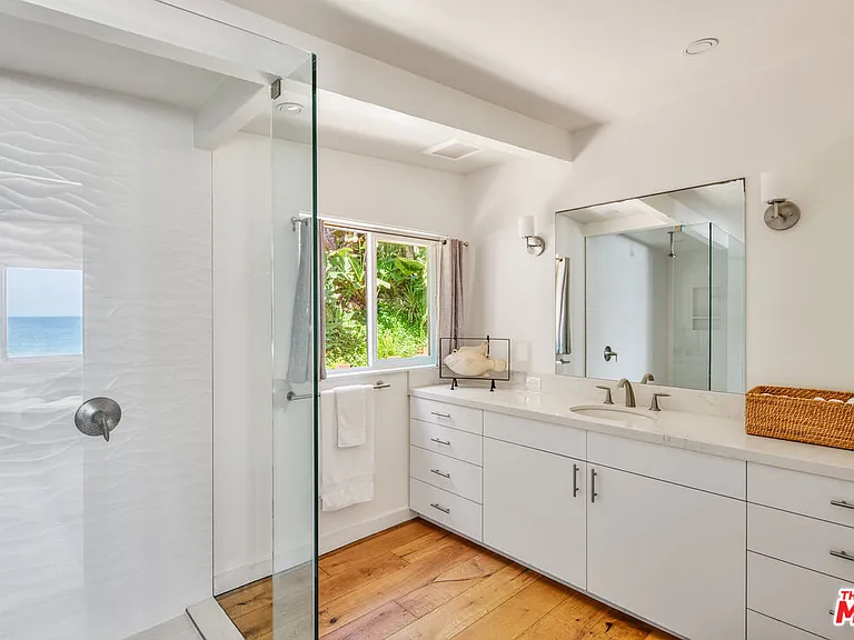 24246 Malibu Rd — Photo 13