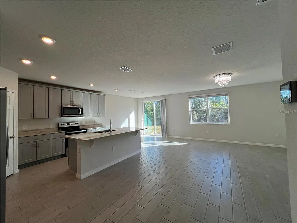 4 bed, 3.0 bath, 1988 sqft, $2,600 — Photo 2