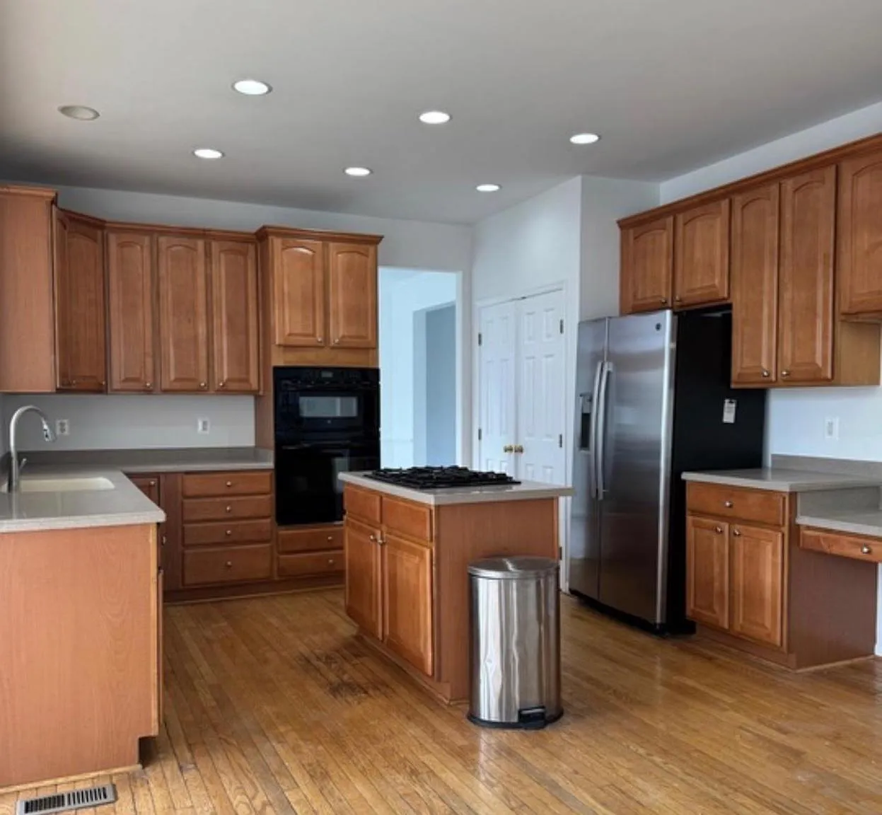 4 bed, 2.5 bath, 2722 sqft, $2,850 — Photo 2