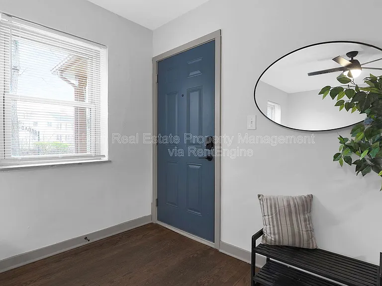 1963 W Broad St #8 — Photo 8