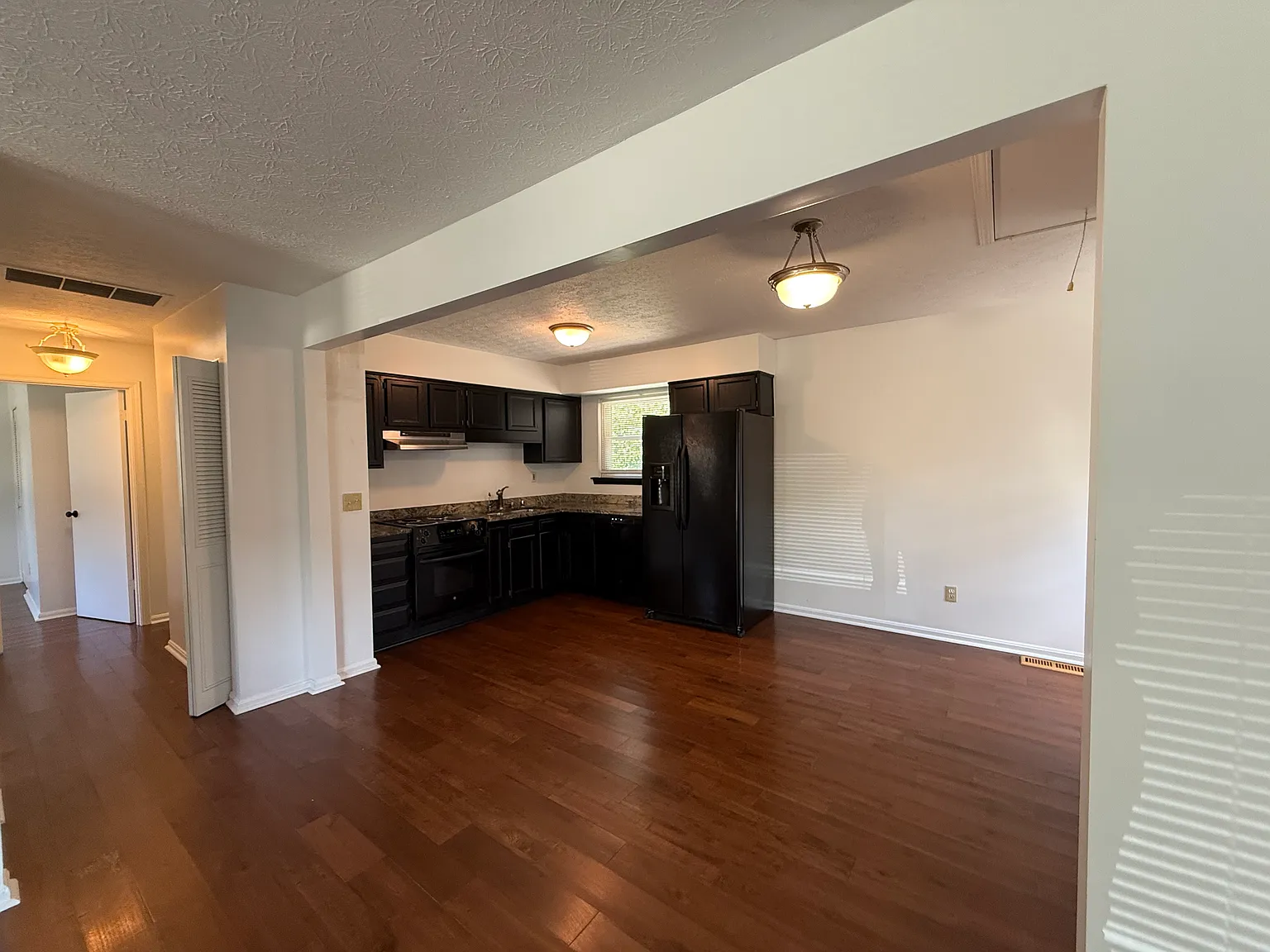 3 bed, 1000 sqft, $1,900 — Photo 4