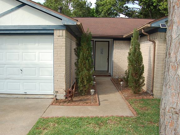 Front courtyard walkway.