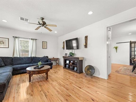 3rd image of 815 10th St