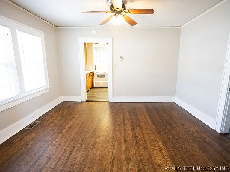 1147 S Florence Ave — Photo 19