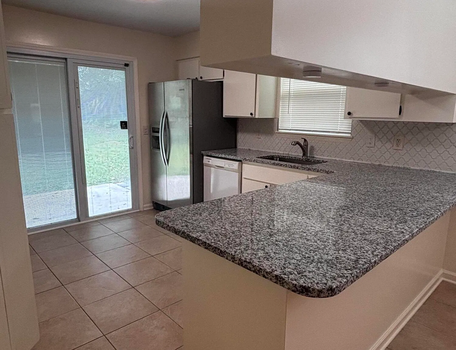 3 bed, 2.0 bath, 1177 sqft, $1,800 — Photo 2