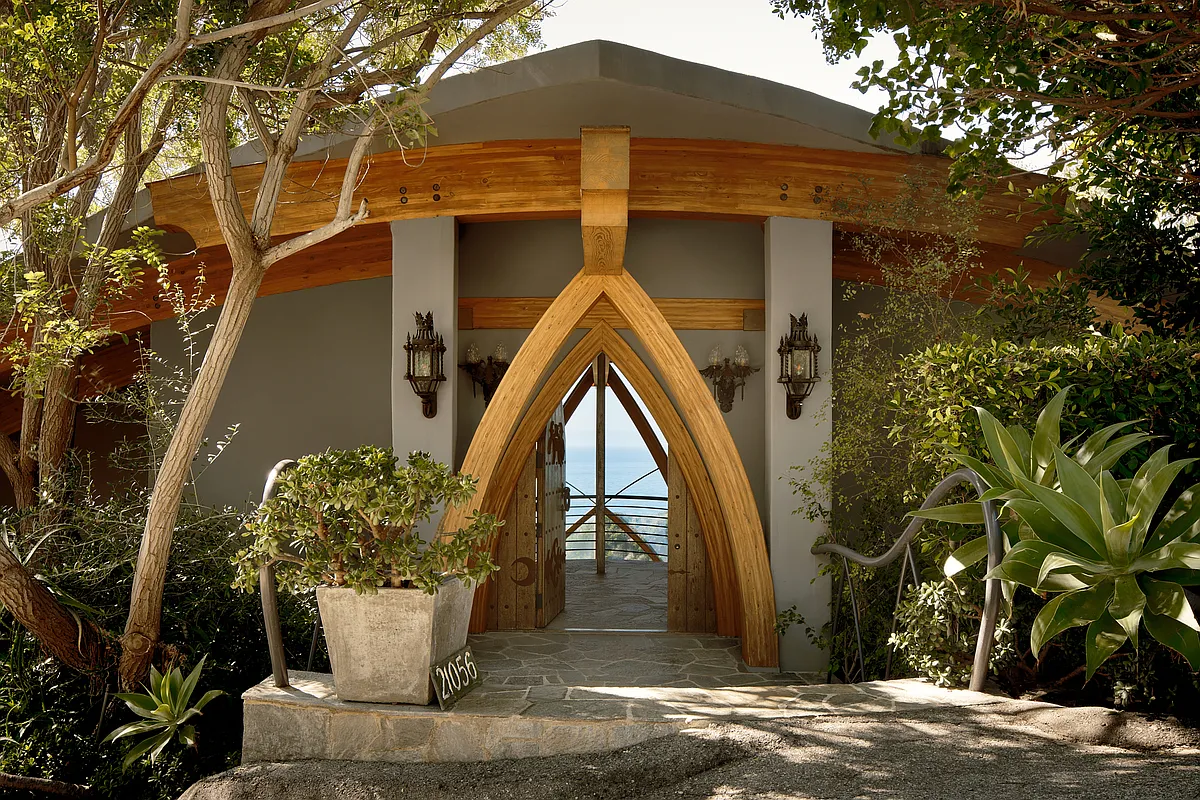 Building Photo - 21056 Las Flores Mesa Dr