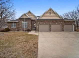 10 Timbers Ct, Bloomington, IL 61701