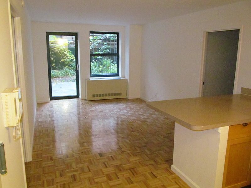 1st image of 225 E 6th St APT 1g