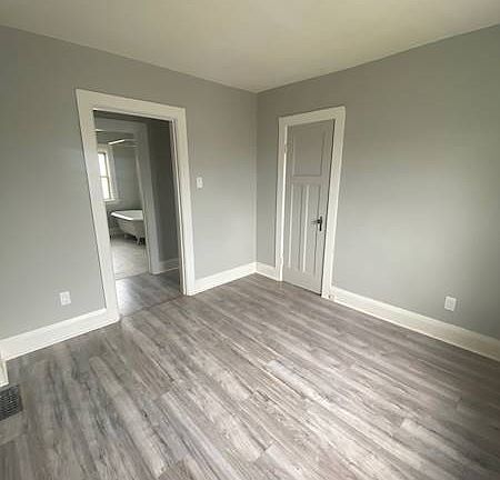 5th image of 195 Courtland Ave E #3