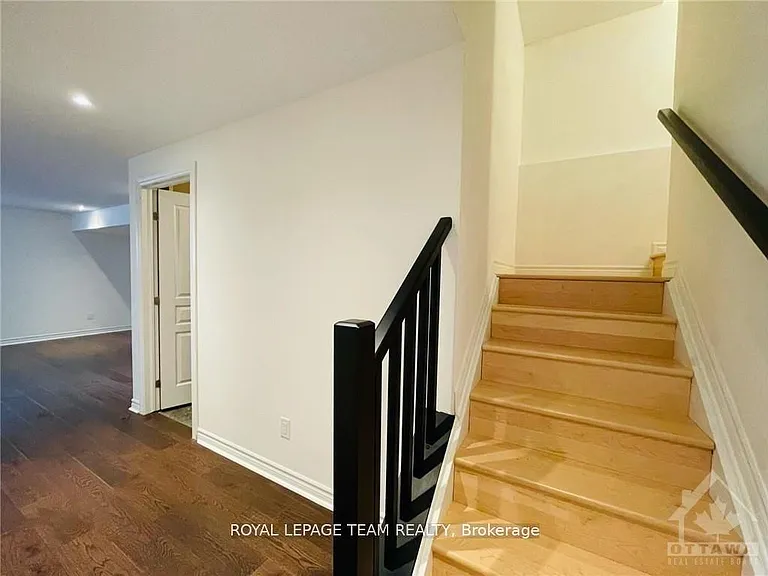 1189 Tischart Cres — Photo 26