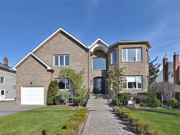 316 Roxbury Road S, Garden City, NY 11530