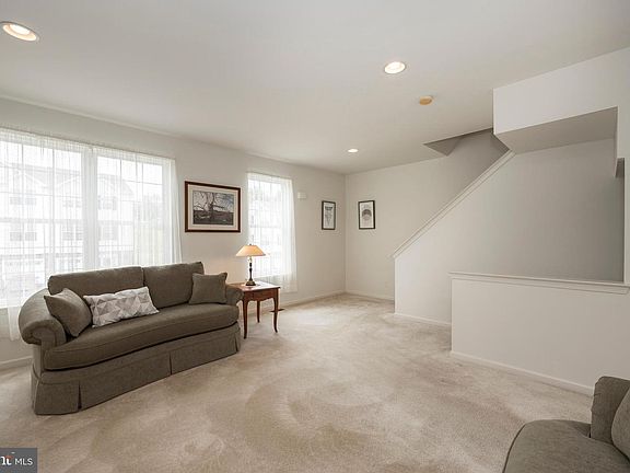 5th image of 55 Narragansett Ln