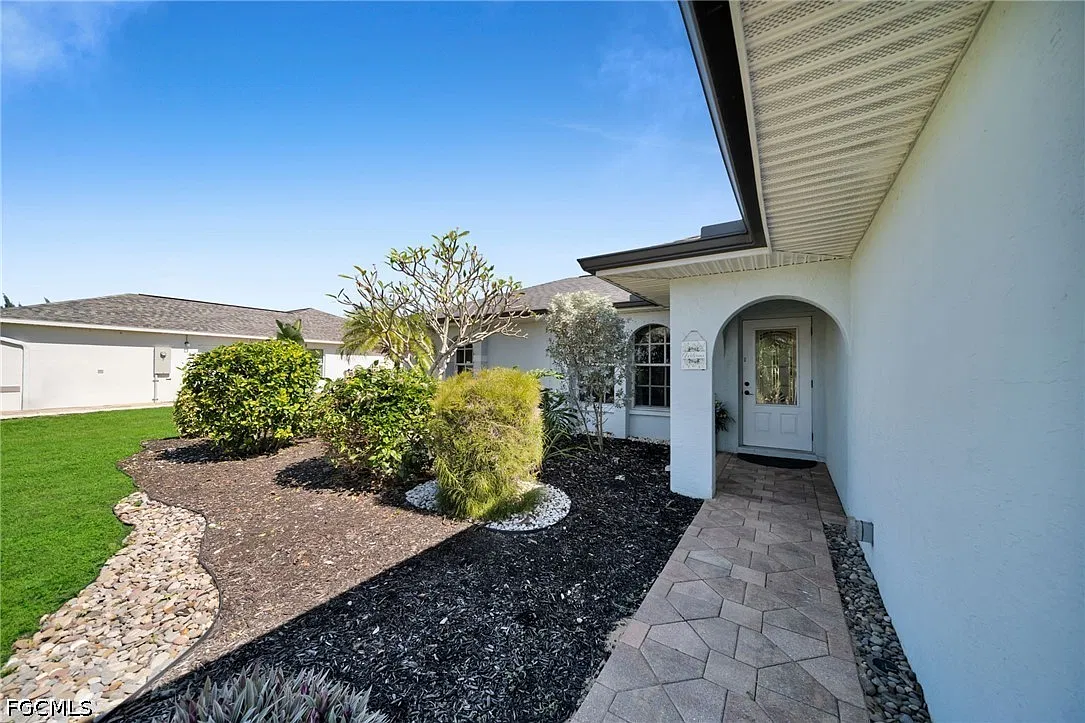 3 bed, 2.0 bath, 1144 sqft, $3,000 — Photo 3