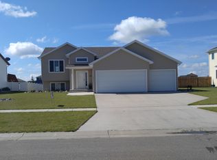 951 46th Ave W, West Fargo, ND 58078
