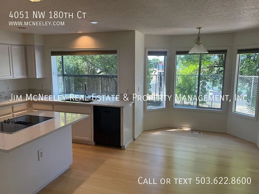 Large Bethany 4 Bedroom Home with Bonus Room! — Photo 4