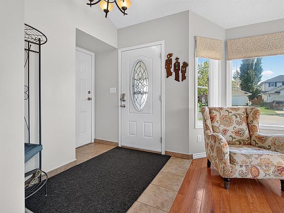 3rd image of 19 Desmarais Cres