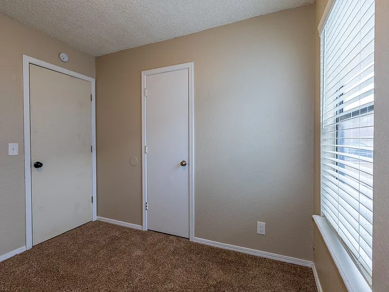 4902 S Gum Ave — Photo 72