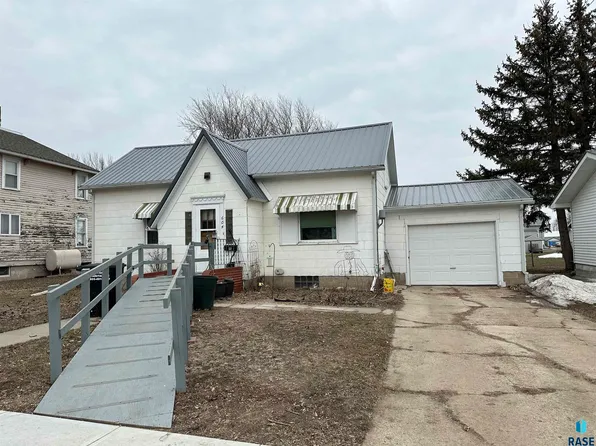 604 S 5th St, Menno, SD 57045