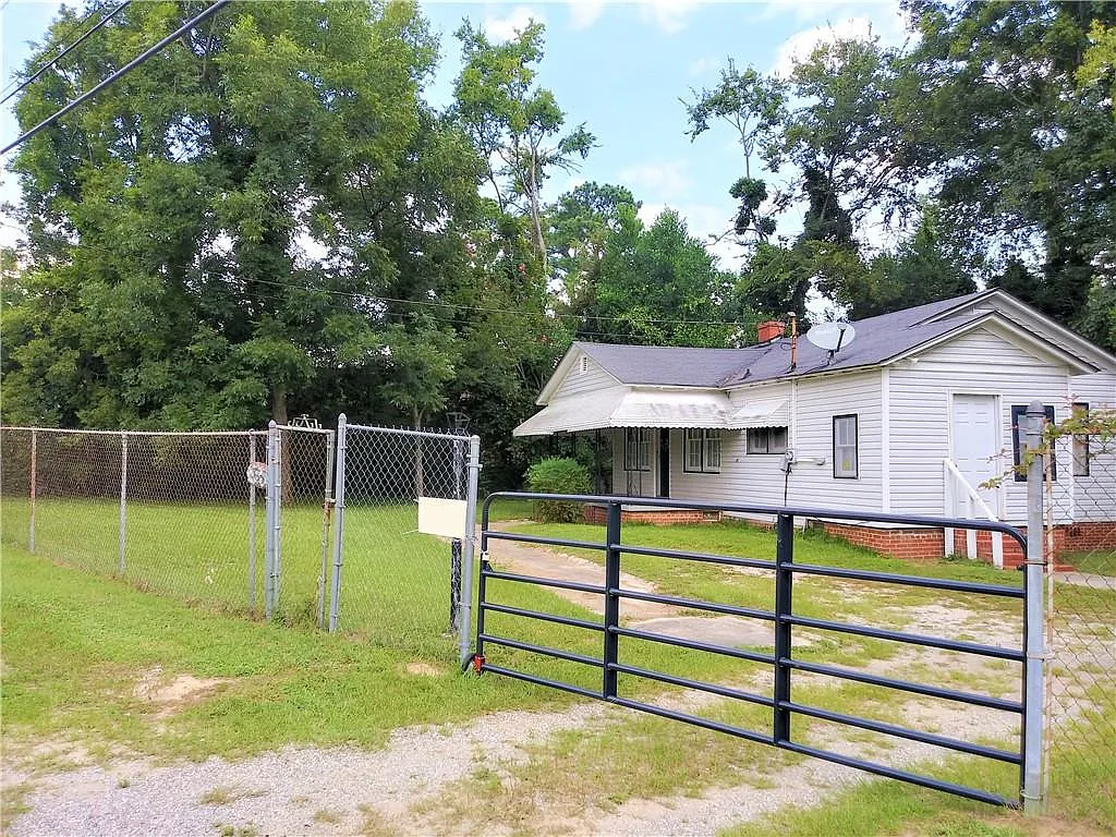 2 bed, 1.0 bath, 916 sqft, $950 — Photo 1
