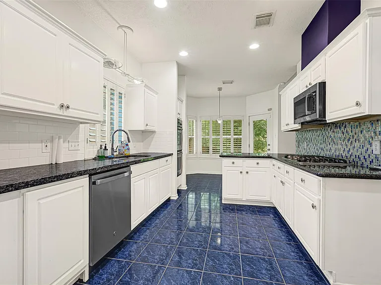 7915 Wolfield Ln — Photo 10