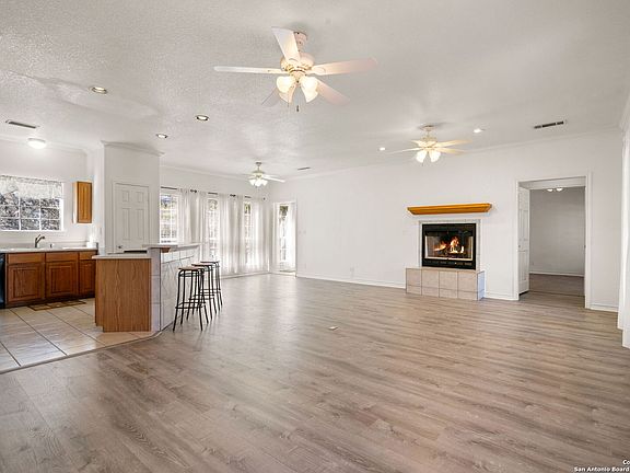 3rd image of 228 OAK HIDEAWAY DR
