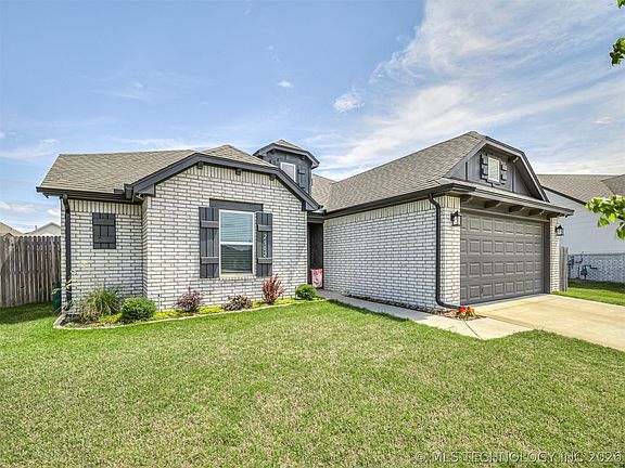 4th image of 2902 W Albuquerque Pl