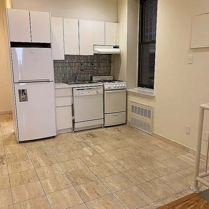 35 W 65th St #1C