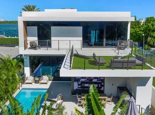 1090 N Venetian Dr, Miami Beach, FL 33139